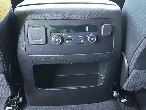 Used 2020 GMC Yukon XL SLT image 30