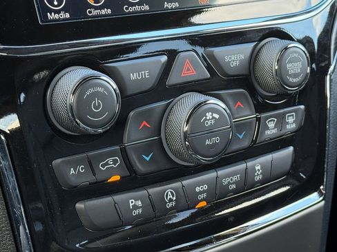 Used 2022 Jeep Grand Cherokee Limited image 27