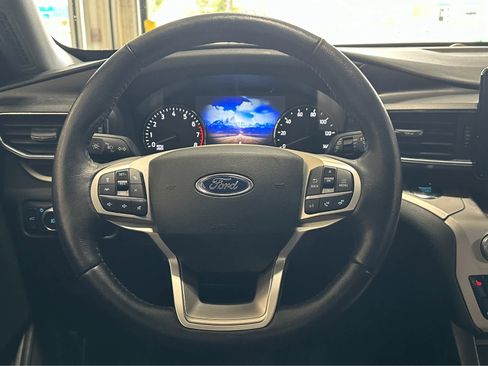 Used 2022 Ford Explorer XLT w/ Equipment Group 202A AWD/4WD image 10