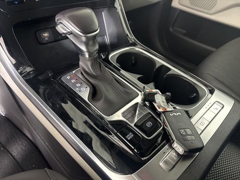 Used 2024 Kia Carnival EX image 19