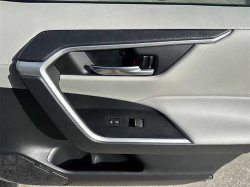 Used 2021 Toyota RAV4 XLE Premium image 45