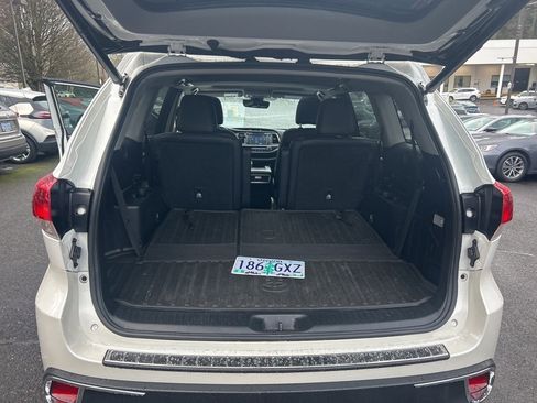 Used 2017 Toyota Highlander SE image 16