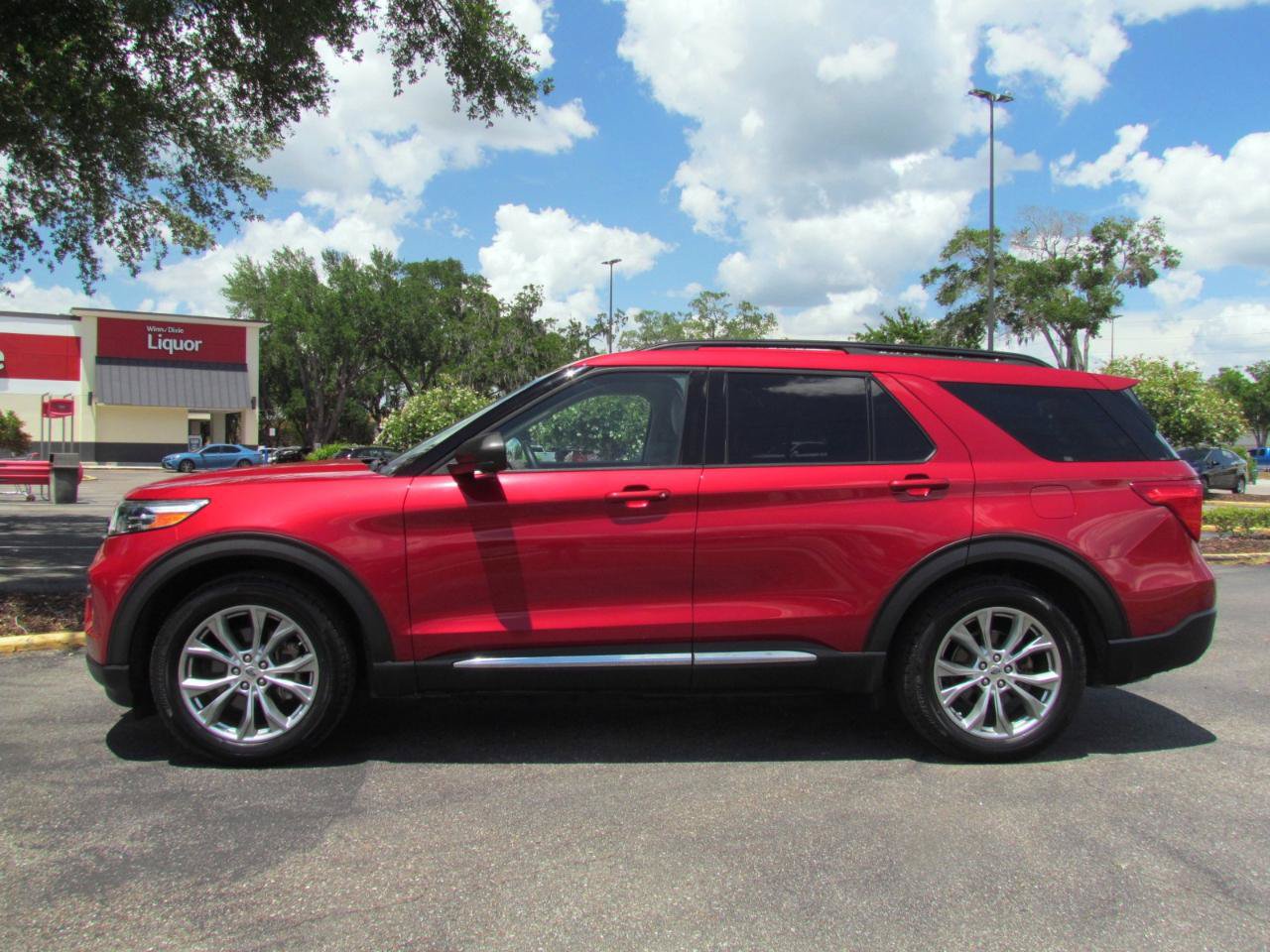 Used 2020 Ford Explorer XLT w/ Equipment Group 202A RWD image 5