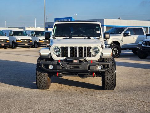 Used 2025 Jeep Wrangler Unlimited Sahara AWD/4WD image 2