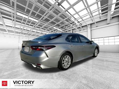 Used 2023 Toyota Camry SE image 3