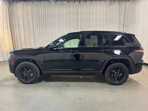Used 2025 Jeep Grand Cherokee Altitude AWD/4WD image 8