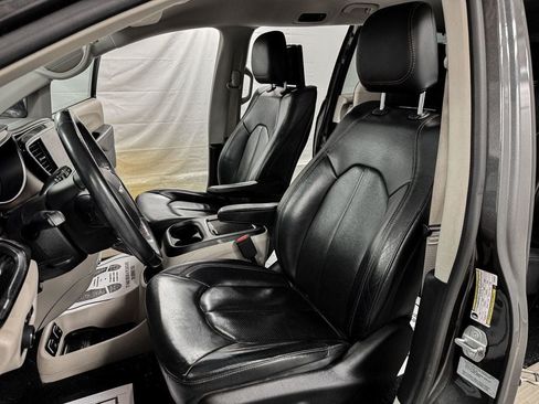 Used 2018 Chrysler Pacifica Touring-L Plus FWD image 7