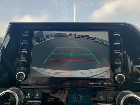 Used 2022 Toyota Highlander XLE AWD/4WD image 21