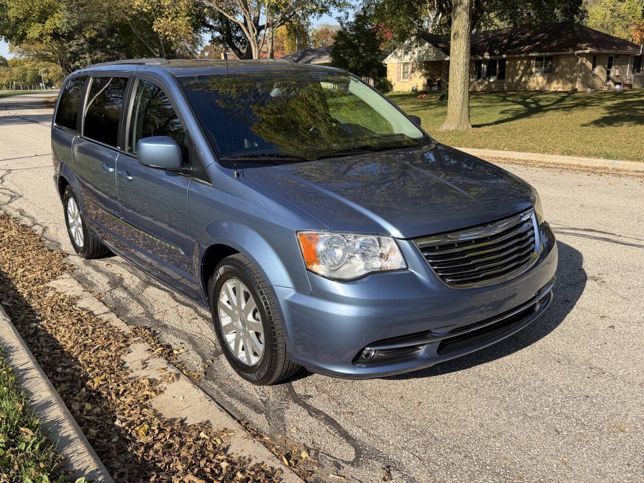 Used 2012 Chrysler Town & Country Touring w/ Entertainment Group #1 FWD image 7
