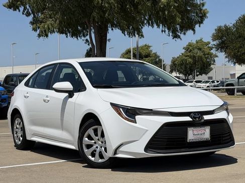 Used 2025 Toyota Corolla LE FWD image 2