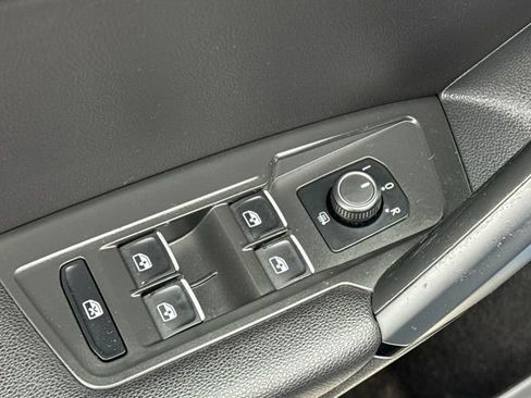 Used 2019 Volkswagen Tiguan SE image 16