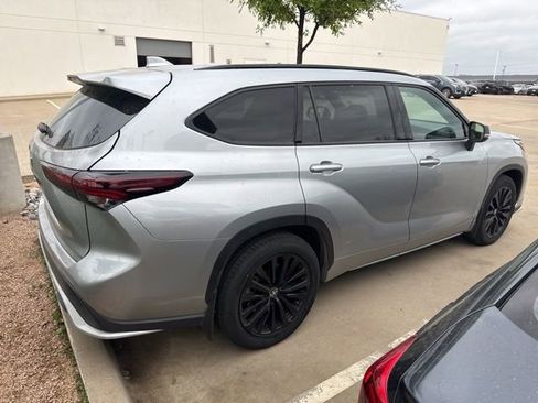 Used 2024 Toyota Highlander XSE image 3