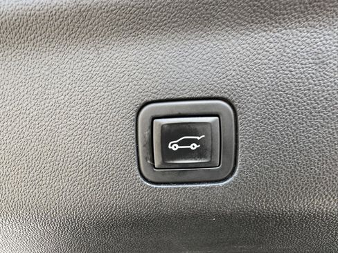 Used 2023 Chevrolet Suburban Premier image 8