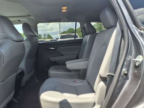 Used 2022 Toyota Highlander XLE image 22
