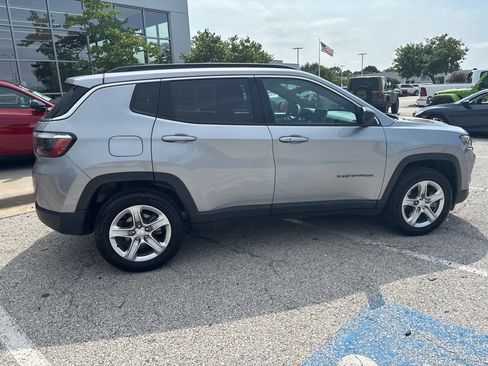 Used 2024 Jeep Compass Latitude AWD/4WD image 30
