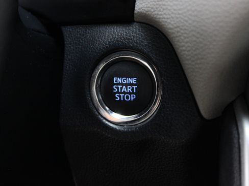 Used 2020 Toyota RAV4 XLE w/ Convenience Package FWD image 18