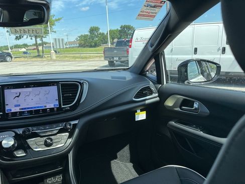 New 2025 Chrysler Pacifica Limited w/ Uconnect Theater Family Group image 51