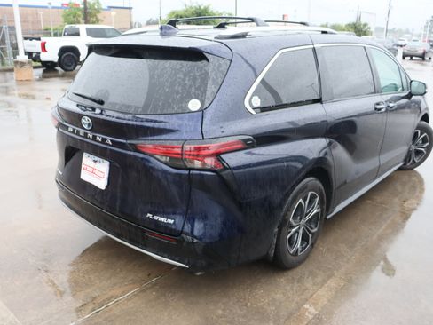 Used 2025 Toyota Sienna Platinum AWD/4WD image 11