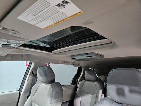 Used 2022 Toyota Sienna XLE FWD image 24