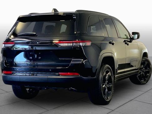 Used 2022 Jeep Grand Cherokee Altitude AWD/4WD image 13