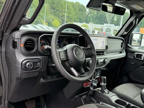 Used 2025 Jeep Gladiator Mojave w/ Convenience Group AWD/4WD image 15