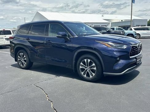 Used 2021 Toyota Highlander XLE AWD/4WD image 8