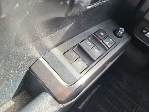 Used 2019 Toyota Tacoma TRD Sport image 29