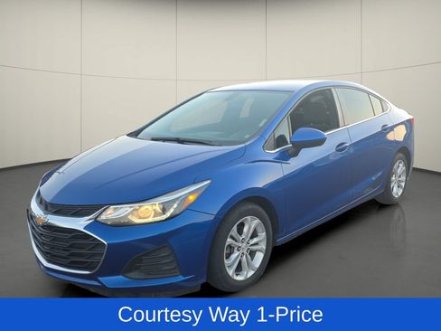Used 2019 Chevrolet Cruze LT w/ Convenience Package FWD image 4