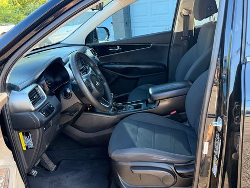 Used 2017 Kia Sorento FWD image 16