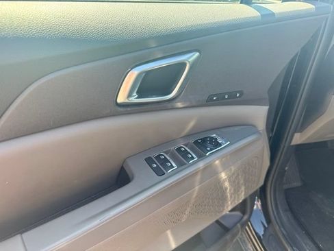 Used 2025 Kia Carnival EX FWD image 8