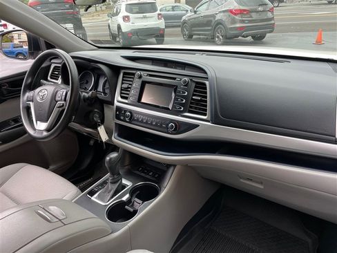 Used 2017 Toyota Highlander LE image 5