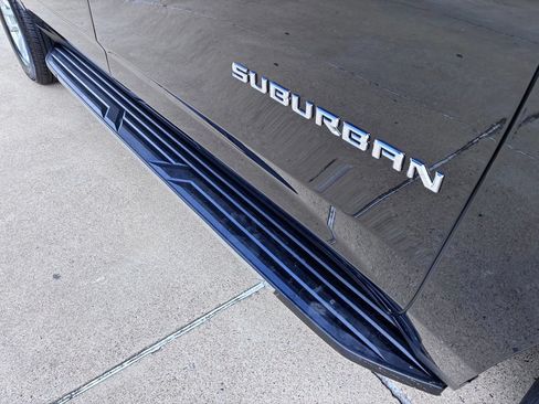 Used 2024 Chevrolet Suburban LT RWD image 7