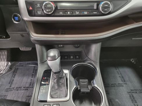 Used 2014 Toyota Highlander XLE image 17