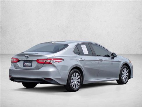 Used 2020 Toyota Camry LE w/ Sunroof Package image 5