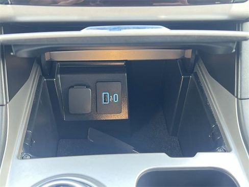 Used 2022 Ford Explorer XLT image 14