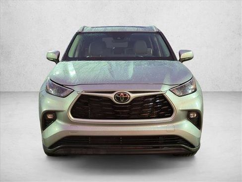 Used 2023 Toyota Highlander XLE FWD image 2