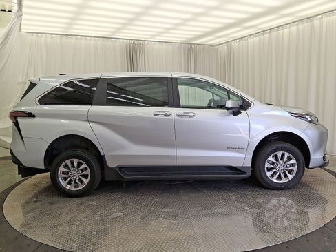 Used 2024 Toyota Sienna LE FWD image 29