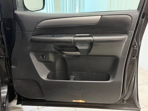 Used 2014 Nissan Armada SV image 25