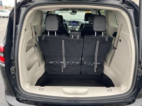 Used 2024 Chrysler Pacifica Touring-L FWD image 18