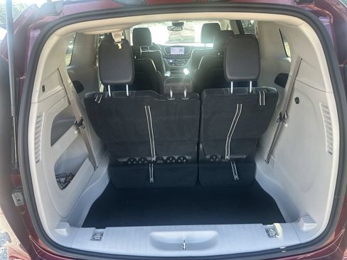 Used 2023 Chrysler Pacifica Touring-L FWD image 17
