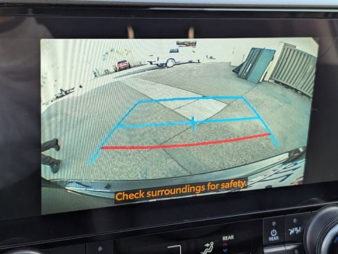 Used 2024 Toyota Highlander XLE image 7