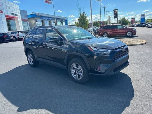 Used 2025 Toyota RAV4 XLE AWD/4WD image 2