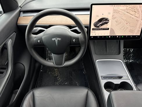 Used 2022 Tesla Model Y Long Range image 11