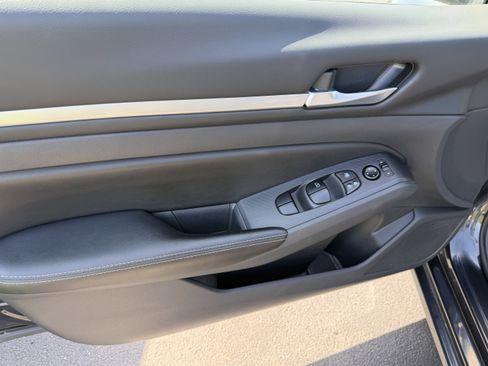 Used 2022 Nissan Altima 2.5 SV FWD image 13