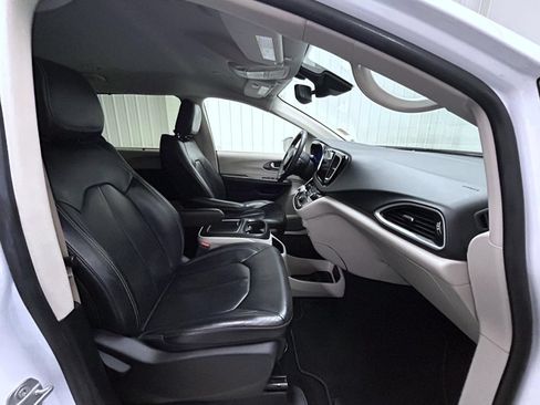 Used 2022 Chrysler Pacifica Touring-L FWD image 15