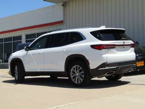 Used 2025 Buick Enclave Preferred AWD/4WD image 10