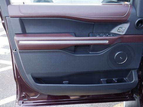 Used 2023 Ford Expedition Limited image 32