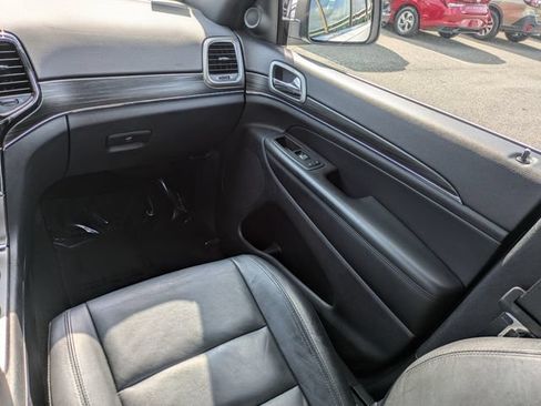 Used 2022 Jeep Grand Cherokee Limited w/ Tech Group AWD/4WD image 17