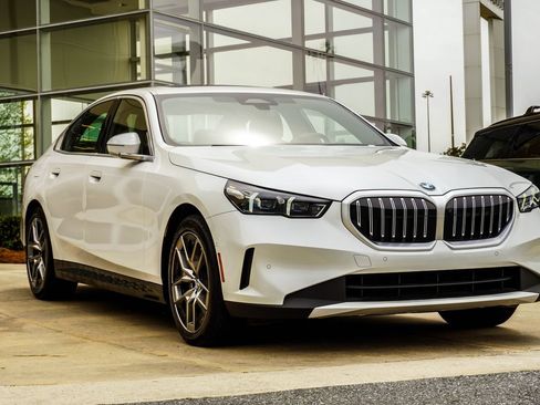 Used 2026 BMW 530i xDrive w/ Premium Package AWD/4WD image 4