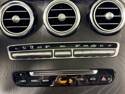 Used 2018 Mercedes-Benz GLC 300 4MATIC w/ Multimedia Package image 15